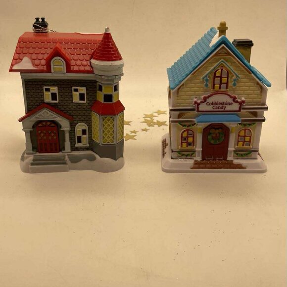 NWT Set of 2 Cobblestone Corners Plastic Christmas Winter Village Pieces - Picture 5 of 10
